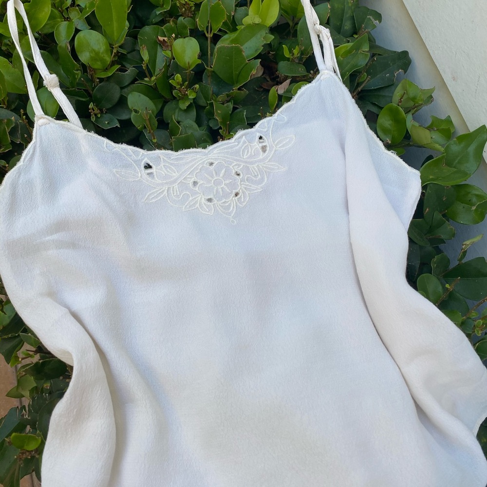 Cute white cami tank with flower detailing